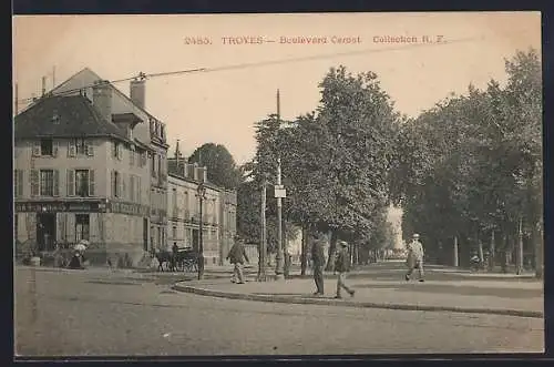 AK Troyes, Boulevard Carnot avec passants et calèche