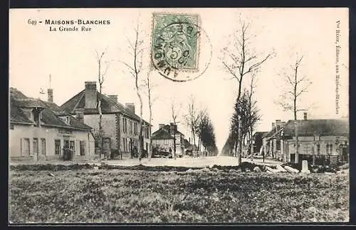 AK Maisons-Blanches, La Grande Rue avec bâtiments et arbres alignés