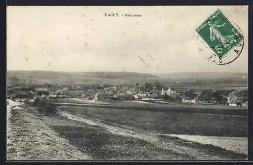 AK Macey, Panorama du village et des champs environnants