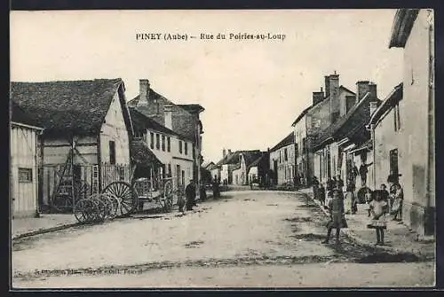 AK Piney, Rue du Poirier-au-Loup avec habitants et charrette