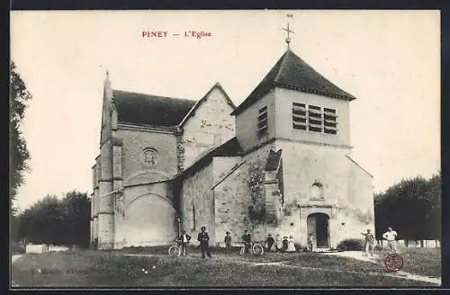 AK Piney, L`Église avec des personnes devant