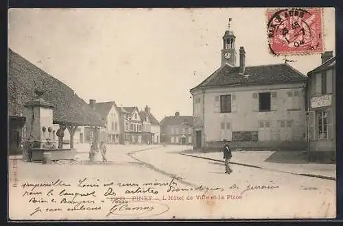 AK Piney, L`Hôtel de Ville et la Place