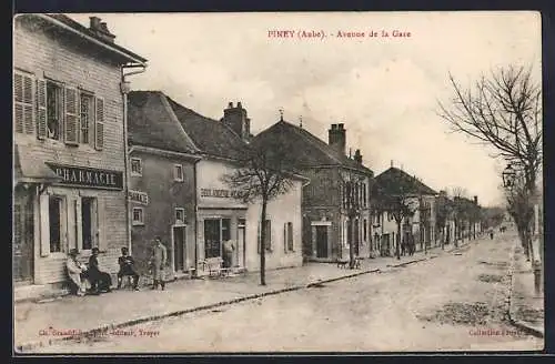 AK Piney, Avenue de la Gare avec pharmacie et boulangerie
