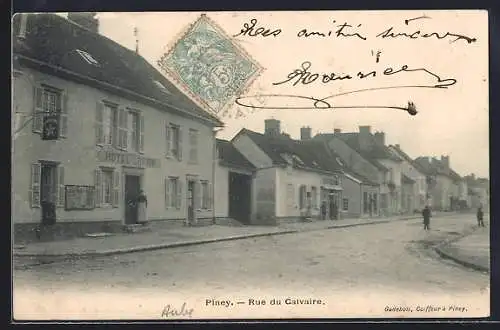 AK Piney, Rue du Calvaire avec l`Hôtel Leroux et passants sur la route