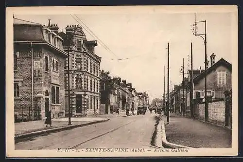 AK Sainte-Savine, Avenue Gallieni avec bâtiments historiques et passants