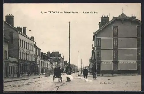AK Troyes, Route de Sens à Sainte-Savine avec charrette et piétons