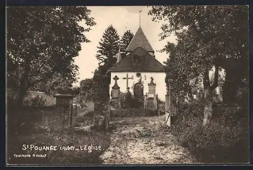 AK St-Pouange, L`Église entourée d`arbres et d`un chemin rustique