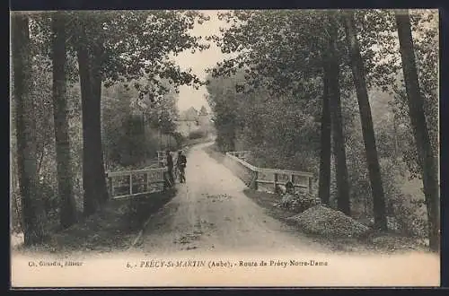 AK Précy-Saint-Martin, Route de Précy-Notre-Dame avec pont et arbres environnants