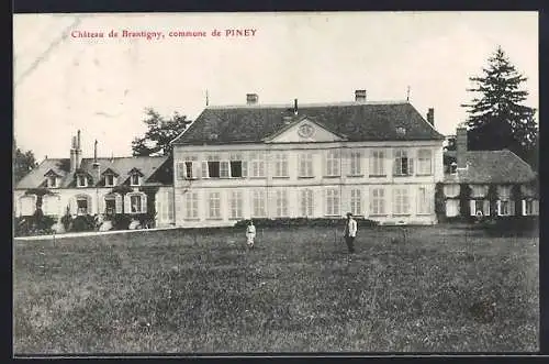 AK Piney, Château de Brantigny avec personnages sur la pelouse