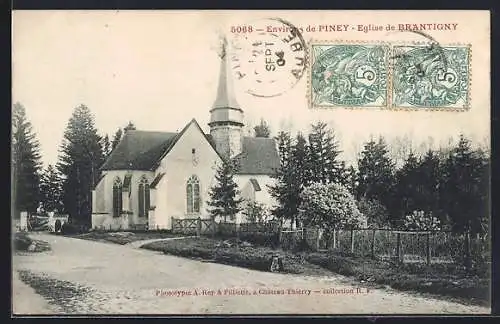 AK Brantigny, Église de Brantigny entourée de forêt