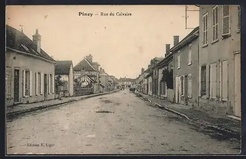 AK Piney, Rue du Calvaire avec maisons et rue pavée