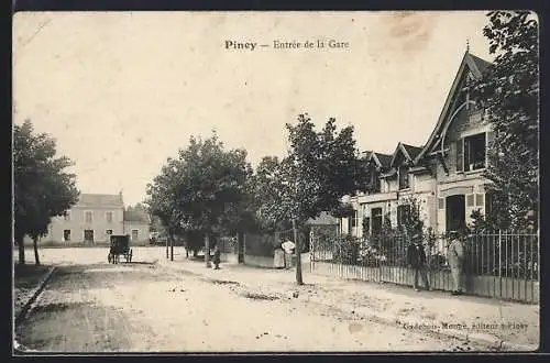 AK Piney, Entrée de la Gare