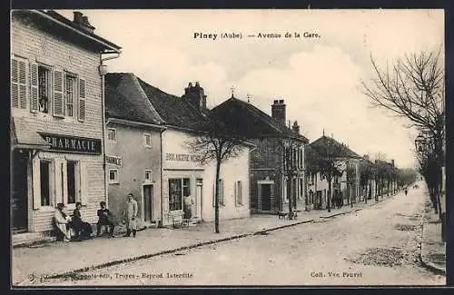 AK Piney, Avenue de la Gare avec pharmacie et boulangerie