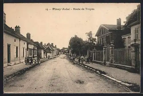 AK Piney, Route de Troyes avec maisons et passants