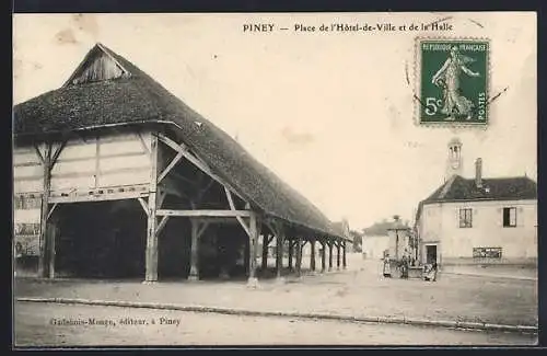 AK Piney, Place de l`Hôtel-de-Ville et de la Halle