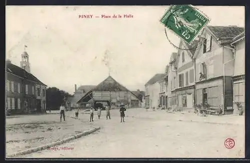 AK Piney, Place de la Halle avec bâtiments et habitants