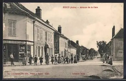 AK Piney, Avenue de la Gare avec passants devant la boutique Coquely