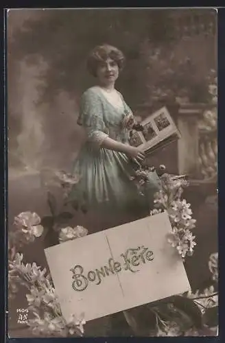 AK Frau in blauem Kleid umgeben von Blumen mit Fotoalbum, Bonne Fete