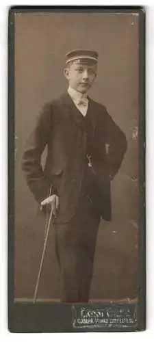 Fotografie Ernst Wilke, Goslar, junger Student im Anzug mit Flanierstock und Couleur an der Mütze