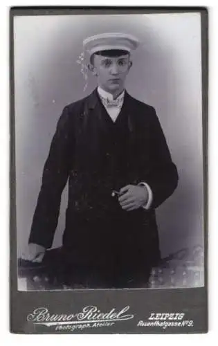 Fotografie Bruno Riedel, Leipzig, Student im Anzug mit heller Schirmmütze