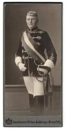 Fotografie Jean Baptiste Feilner, Bonn a. Rh., Bonner Student im vollen Wichs mit Schläger und Biertönnchen