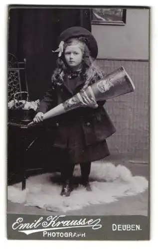 Fotografie Emil Krausse, Deuben, junges Mädchen zur Einschulung mit Zuckertüte