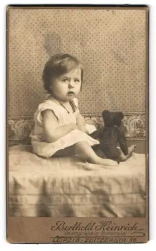 Fotografie Berthold Heinrich, Leipzig, kleines Kind im Leibchen mit ihrem Teddybär, 1919
