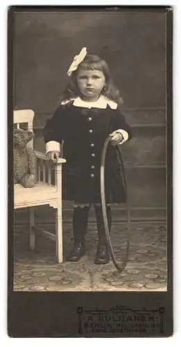 Fotografie A. Kulhanek, Berlin, kleines Mädchen im Samtkleid mit ihrem Teddybär auf dem Stuhl