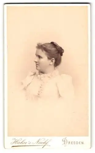Fotografie Hahn`s Nachf., Dresden, Portrait Marieluise von Römer im weissen Kleid, 1894