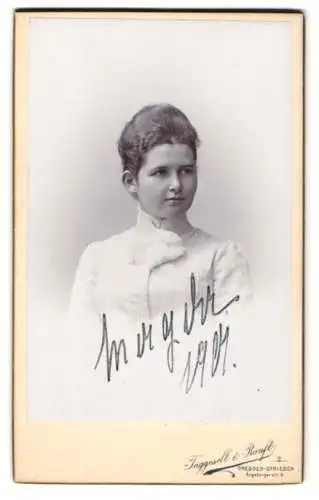 Fotografie Taggesell & Ranft, Dresden, Portrait Magda von Römer im hochgeschlossenen Kleid, 1901