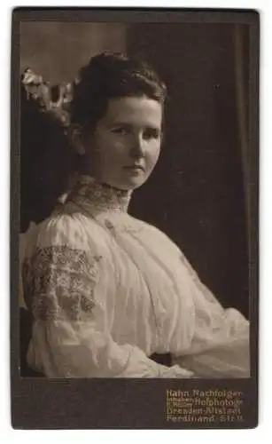 Fotografie Hahn Nachfolger, Dresden, Portrait Magda von Römer mit entschlossenem Blick