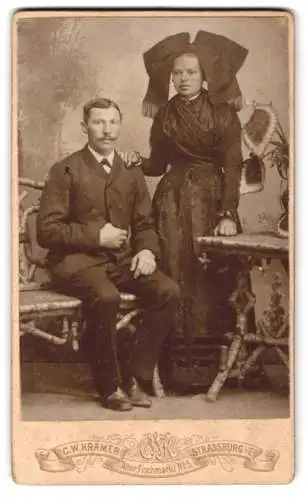 Fotografie C. W. Krämer, Strassburg i. Els., elsässer Mann und Frau in Tracht mit Kopfschleife