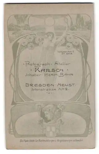 Fotografie Karsch, Dresden-Neustadt, Antonstr. 2, Frau hebt Spiegel in die Luft, Jugendstil Verzierung