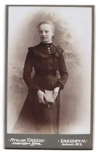 Fotografie Karsch, Dresden-Neustadt, Antonstr. 2, Frau hebt Spiegel in die Luft, Jugendstil Verzierung