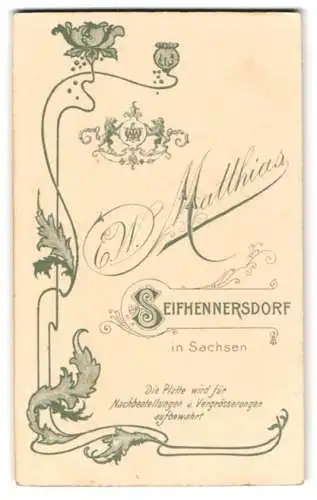 Fotografie E. W. Matthias, Seifhennersdorf i. Sa., Anschrift des Ateliers mit floraler Umrandung
