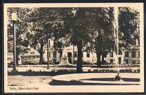 AK Berlin, Brunnen und Denkmal auf dem Robert-Koch-Platz