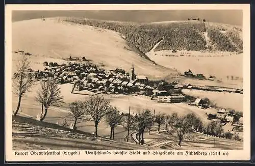 AK Oberwiesenthal / Erzgeb., Stadt und Skigebiet am Fichtelberg