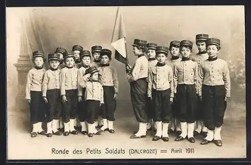 AK Kleine Soldaten in Uniform mit Fahne, 1911