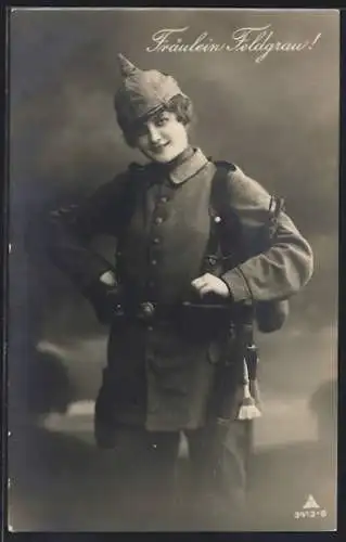 AK Frau in Soldatenuniform, Fräulein Feldgrau