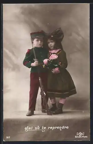AK Junge in Soldatenuniform mit Gewehr und Mädchen mit Blumen, J`ai su te reprendre