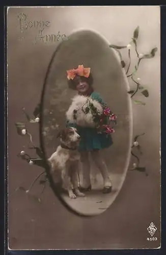 AK Mädchen mit Schleife im Haar und Blumen steht neben einem Hund