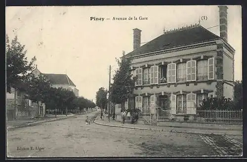 AK Piney, Avenue de la Gare