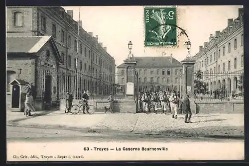 AK Troyes, La Caserne Beurnonville avec soldats devant l`entrée principale