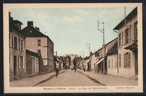 AK Brienne-le-Château, Rue de Bauffremont animée avec piétons et cyclistes