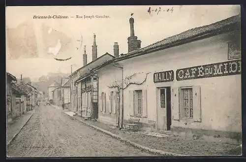 AK Brienne-le-Château, Rue Joseph Gaucher avec Café du Midi
