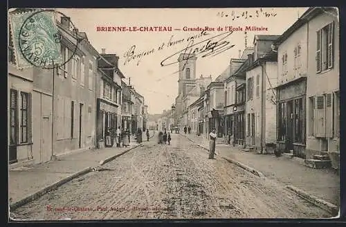 AK Brienne-le-Château, Grande Rue de l`École Militaire animée par des passants