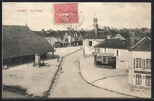 AK Piney, La Place avec commerces et café du village