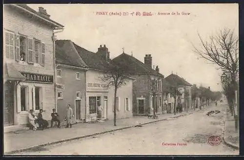 AK Piney, Avenue de la Gare avec pharmacie et passants