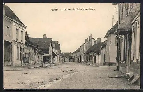 AK Piney, La Rue du Poirier-au-Loup avec charrette et facades anciennes