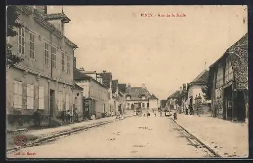AK Piney, Rue de la Halle animée avec passants et bâtiments anciens